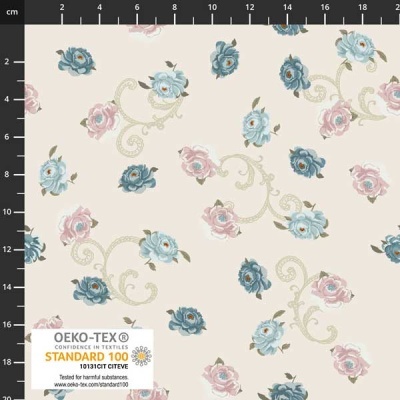 Tecido floral azul e rosa com etiqueta OEKO-TEX e régua métrica