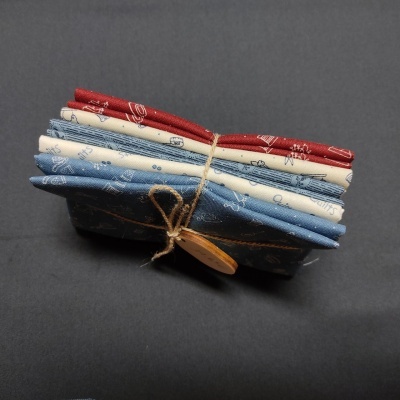 Conjunto de tecidos azuis, brancos e vermelhos dobrados e amarrados