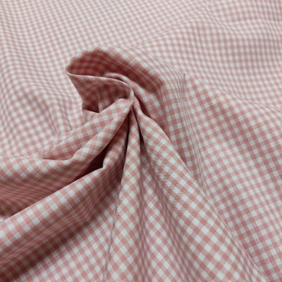 tecido rosa e branco com padrão vichy quadrados pequenos