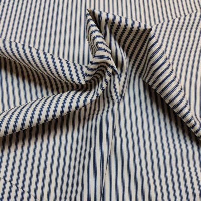 Tecido branco com riscas azuis verticais finas