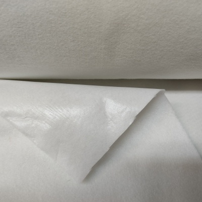 tecido branco com textura suave e brilhante dobrado