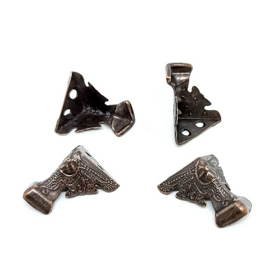 Peças metálicas decorativas para canto com padrão gravado e acabamento bronze envelhecido