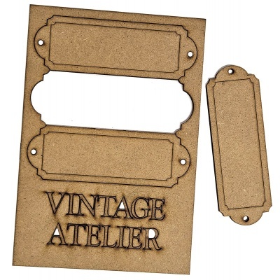 Etiquetas em MDF castanho com texto 'VINTAGE ATELIER' e molduras decorativas