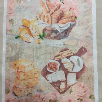 Papel decorativo para decoupage com ilustrações de queijos, pães e flores cor-de-rosa
