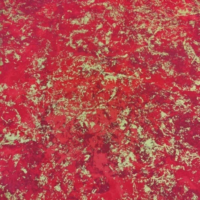 tecido vermelho e dourado com padrão abstrato