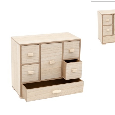 Móvel de madeira clara com cinco gavetas e puxadores quadrados.