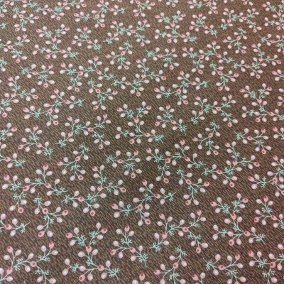 tecido castanho com padrão floral rosa e verde