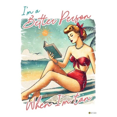 Mulher vintage na praia a ler livro com fato de banho vermelho e texto inspirador.