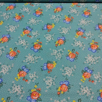 Tecido verde-água com flores amarelas, azuis e detalhes brancos e vermelhos