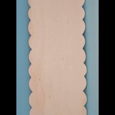 Placa decorativa de madeira clara com bordas onduladas sobre fundo azul