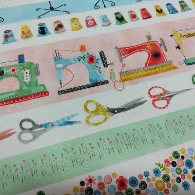 Pano com padrão colorido de máquinas de costura, tesouras, dedais, alfinetes e botões.
