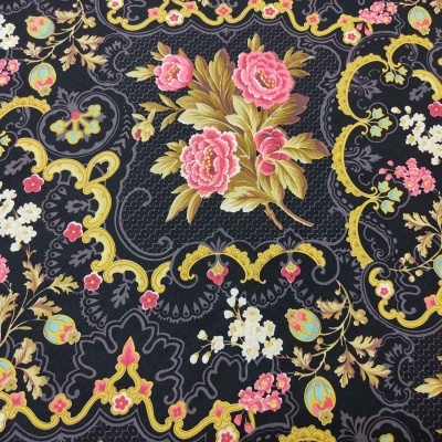 Tecido de padrão floral detalhado com fundo preto e flores coloridas