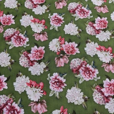 Tecido verde com padrão floral em rosa, branco e vermelho