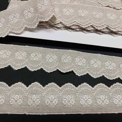 Rendas bege com bordado floral branco e bordas onduladas