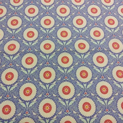Tecido azul com flores vermelhas, brancas e amarelas repetidas