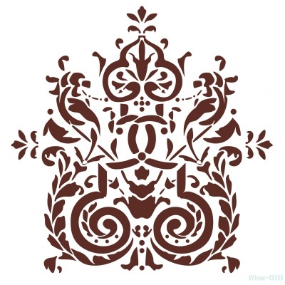 Padrão decorativo castanho simétrico com elementos florais e arabescos sobre fundo branco