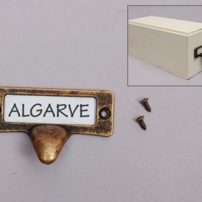 Suporte de metal envelhecido com etiqueta 'ALGARVE' e caixa branca retangular.