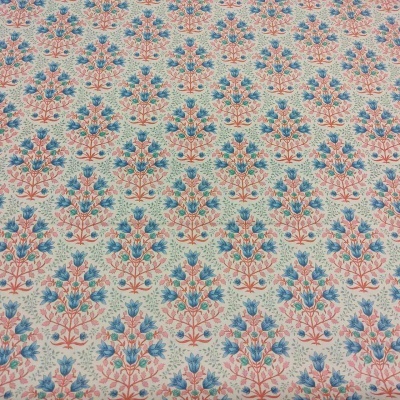 Tecido branco com padrão floral azul e rosa