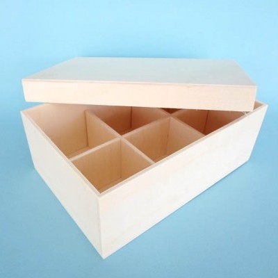 Caixa de madeira clara com seis compartimentos e tampa removível