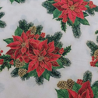 Tecido com flores natalinas vermelhas e folhagem verde sobre fundo branco