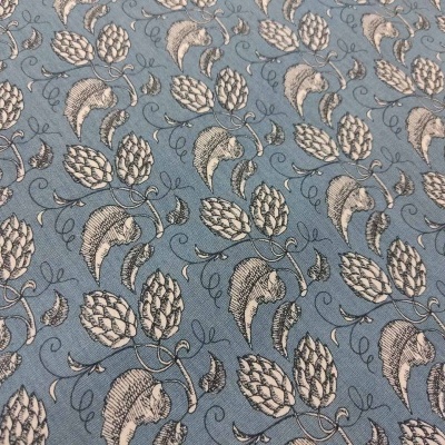 Tecido azul claro com padrão floral bege e castanho