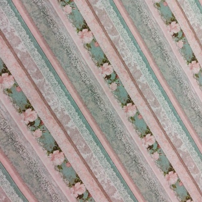 Tecido listrado diagonal com flores cor-de-rosa e rendas brancas