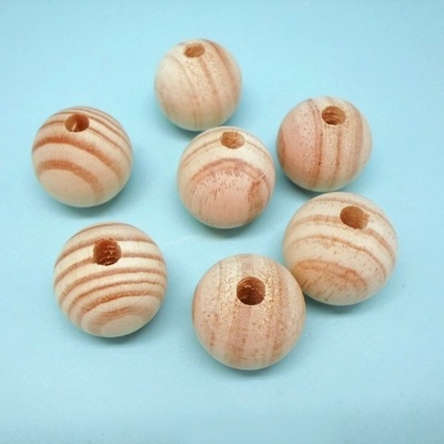 Oito contas esferas de madeira clara com veios castanhos sobre fundo azul