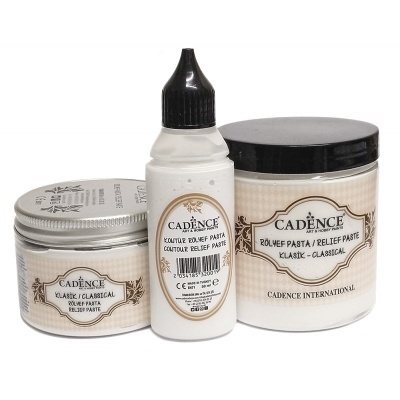 Recipientes de pasta de relevo Cadence com rótulos brancos e detalhes em bege em fundo branco