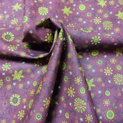 tecido de algodão com padrão floral colorido em fundo roxo