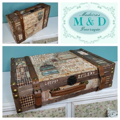 Mala vintage decorativa em madeira e couro com texto 'secret file' e padrões xadrez.