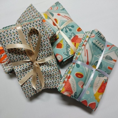 Conjuntos de tecidos coloridos amarrados com fitas de cetim sobre fundo branco