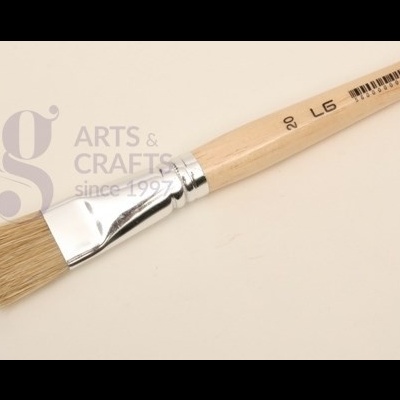 Pincel de pintura com cabo de madeira clara e cerdas claras