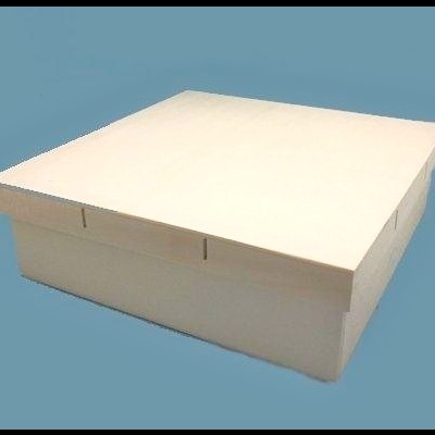 Caixa branca de cartão retangular com tampa