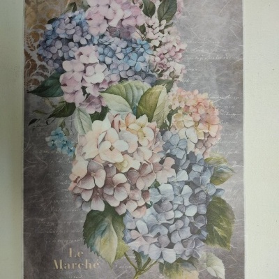 tecido com estampa de flores hortênsias em tons pastéis e texto em francês