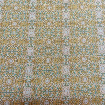 Tecido com padrão floral e geométrico em amarelo, branco e azul