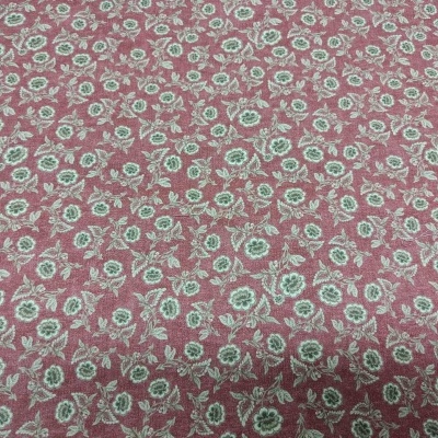 Tecido vermelho com flores brancas e verdes pequenas