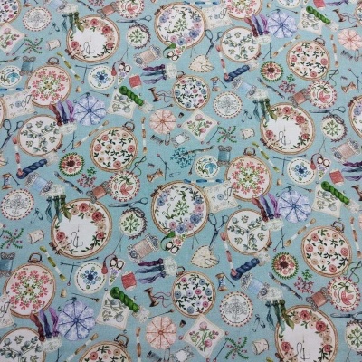 Tecido azul claro com estampado floral em bordados circulares coloridos