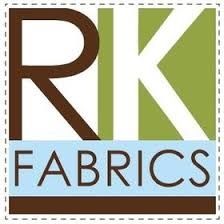Logótipo da marca RK Fabrics com letras castanhas e brancas sobre fundo verde e azul