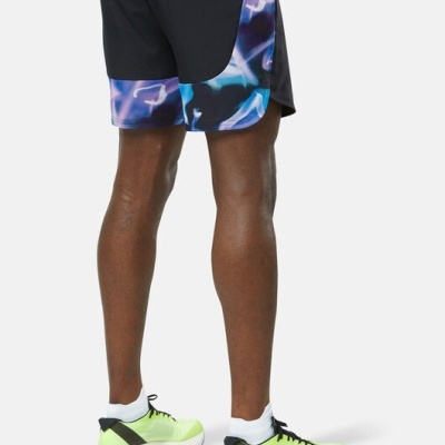 Calções de desporto masculinos com padrão azul e roxo e ténis verdes