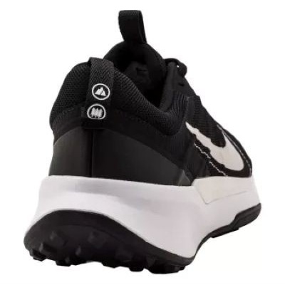 Ténis desportivos pretos com sola branca e detalhes em branco, vistos de trás