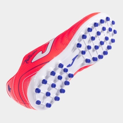 Sapato desportivo vermelho com sola cravada azul e branca