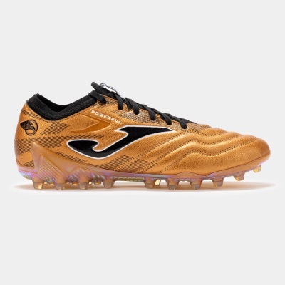 Chuteira de futebol dourada com detalhes pretos e sola translúcida
