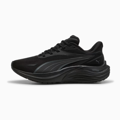 Tênis desportivo preto Puma com sola grossa e detalhes em cinzento
