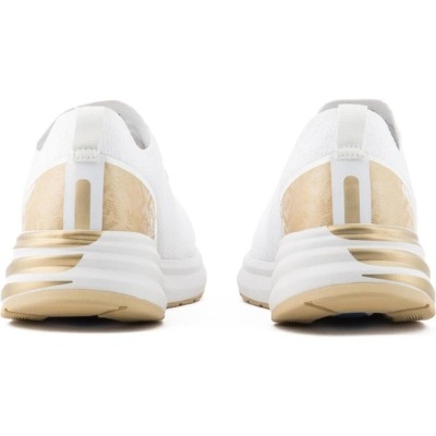 Sapatilhas brancas com detalhes dourados vistos de trás