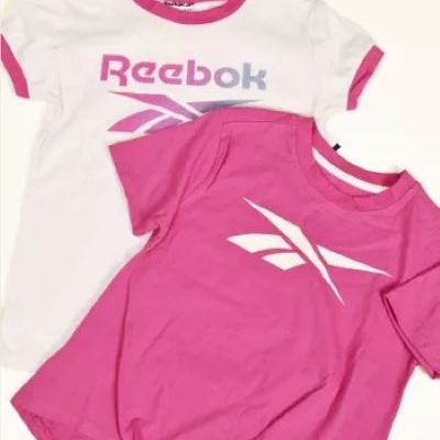 T-shirts Reebok branca e rosa para criança com logos distintos.