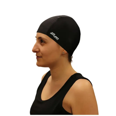 Mulher de perfil a usar touca de natação preta com texto branco 'AQUA SCUBA'