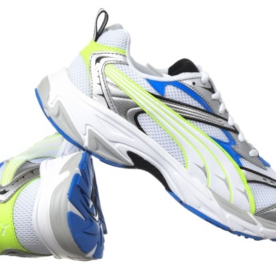 Ténis desportivos brancos com detalhes em verde fluorescente, azul e cinzento