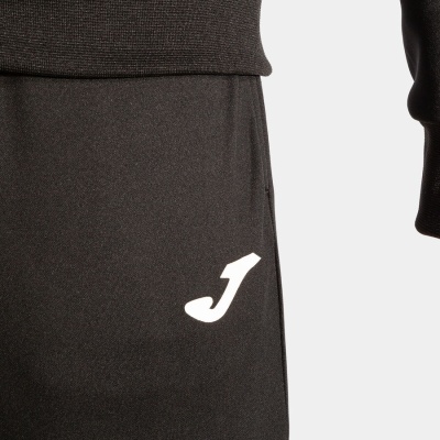 peça de roupa preta com logo branco letra J