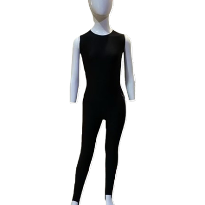 Macacão preto sem mangas num manequim branco