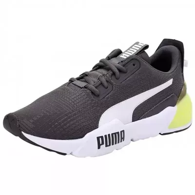 Ténis desportivo Puma preto com logótipo branco e sola branca com detalhe amarelo